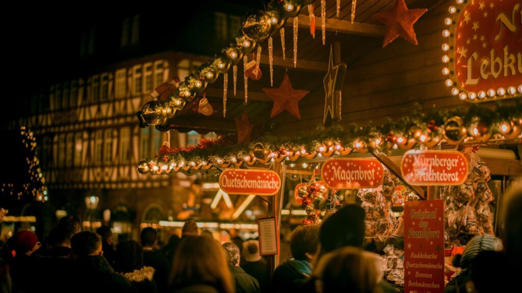 Weihnachtsmarkt Bude mit verschwommenen Menschen zu sehen