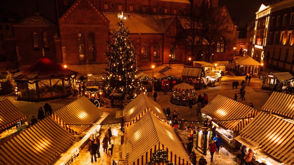 Weihnachtsmarkt von oben, mehrere Stände, nächtliche Stimmung mit angenehmen Lichtern