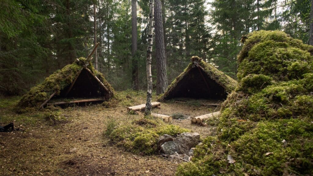 3 Survival Zelte aus Naturmaterialien, mit Moos bedeckt