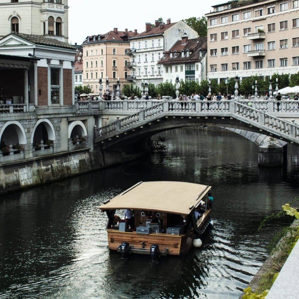 Ljubljana Bootsfahrt durch einen Kanal