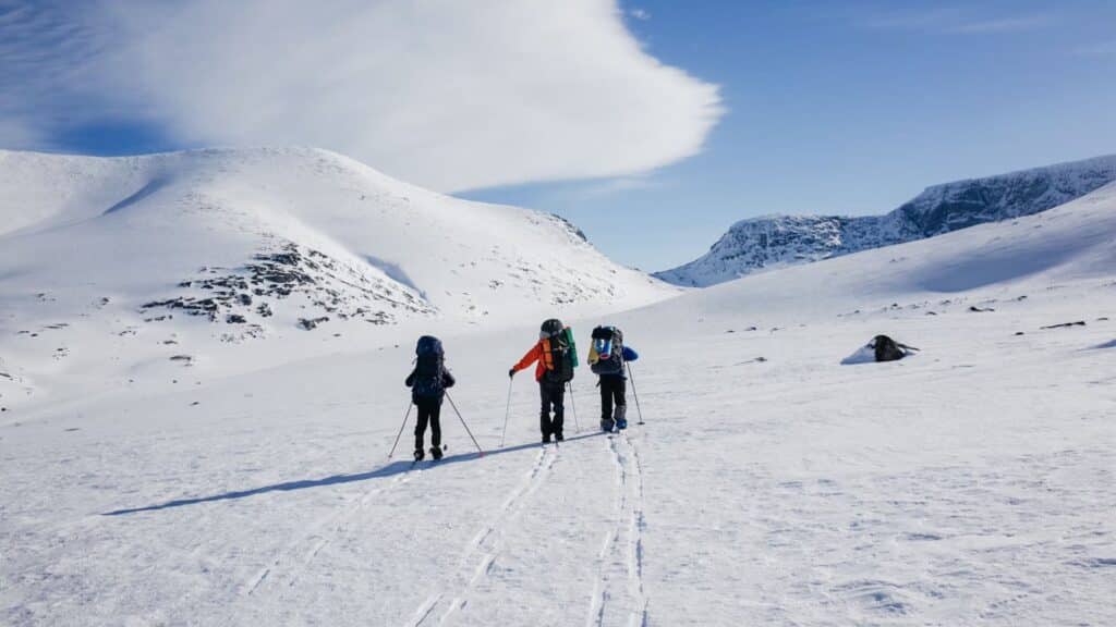 Menschen Wandern in Lappland durch den Schnee