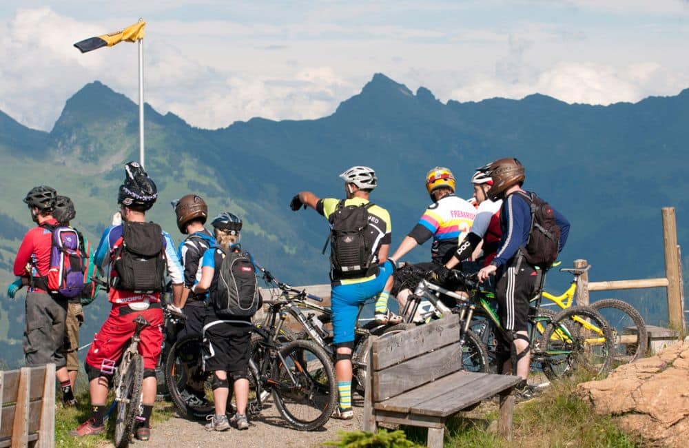 Menschen genießen eine Aussicht nach der Mountainbiketour