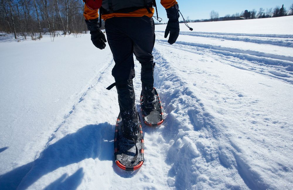 Mensch läuft durch den Schnee