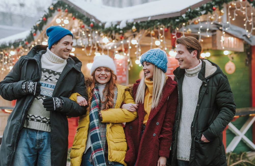 Gruppe auf einem Weihnachtsmarkt hat Spaß