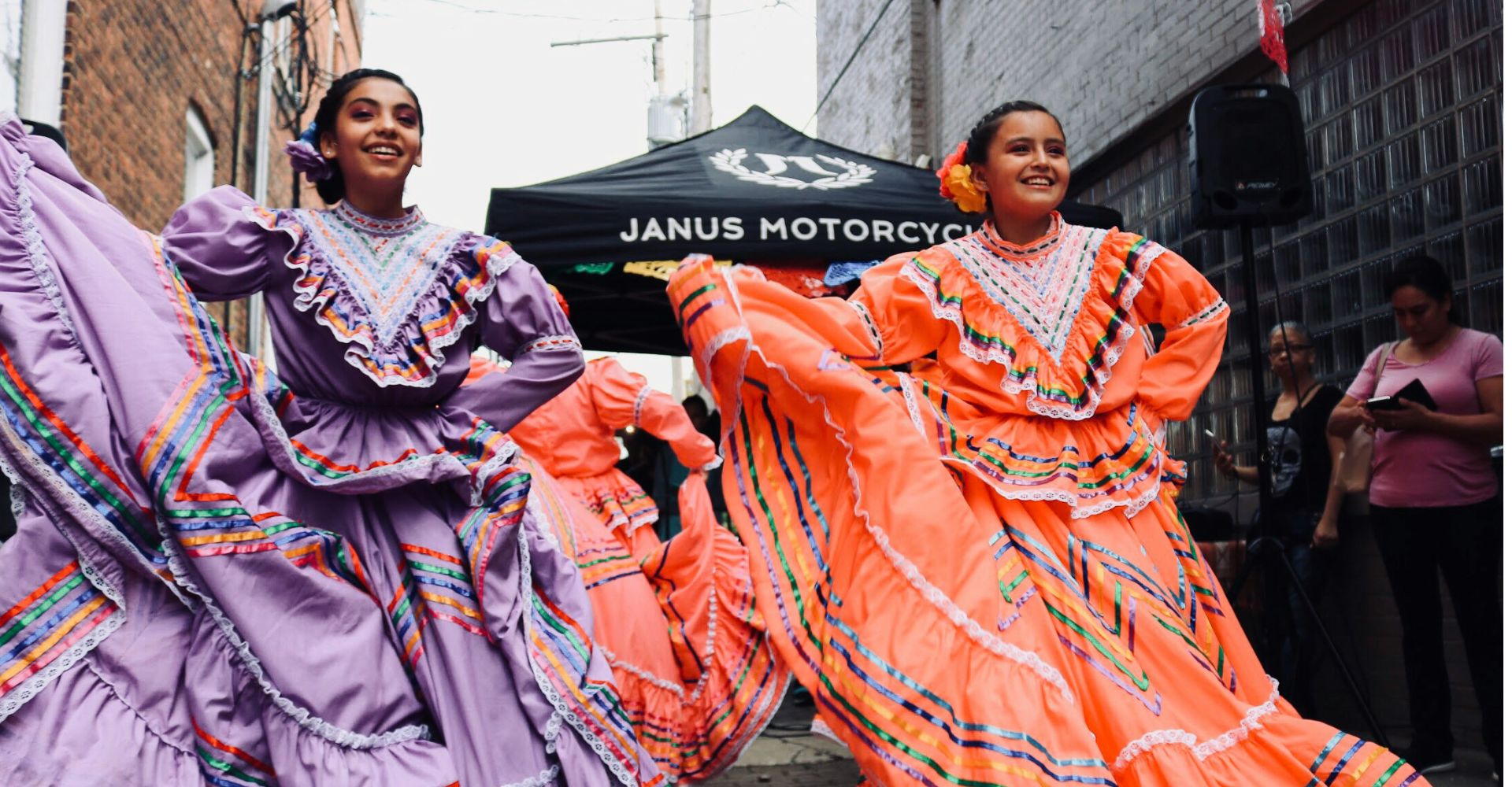 Barcelona Flamenco auf der Straße mit 2 Tänzerinnen