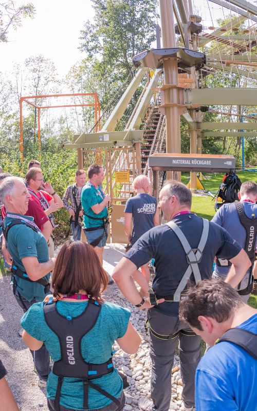 Teambuilding für große Gruppen im Klettergarten