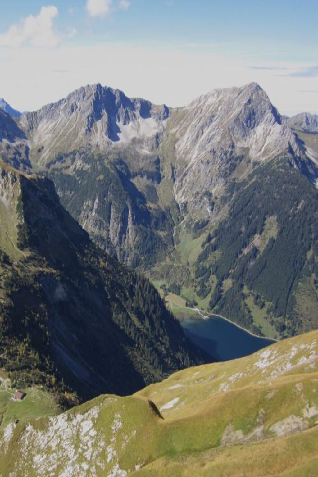 Alpenpanorama mit Blick auf Berggipfel und Tal bei Bayrischzell – ideale Kulisse für ein naturnahes Teambuilding in Bayrischzell