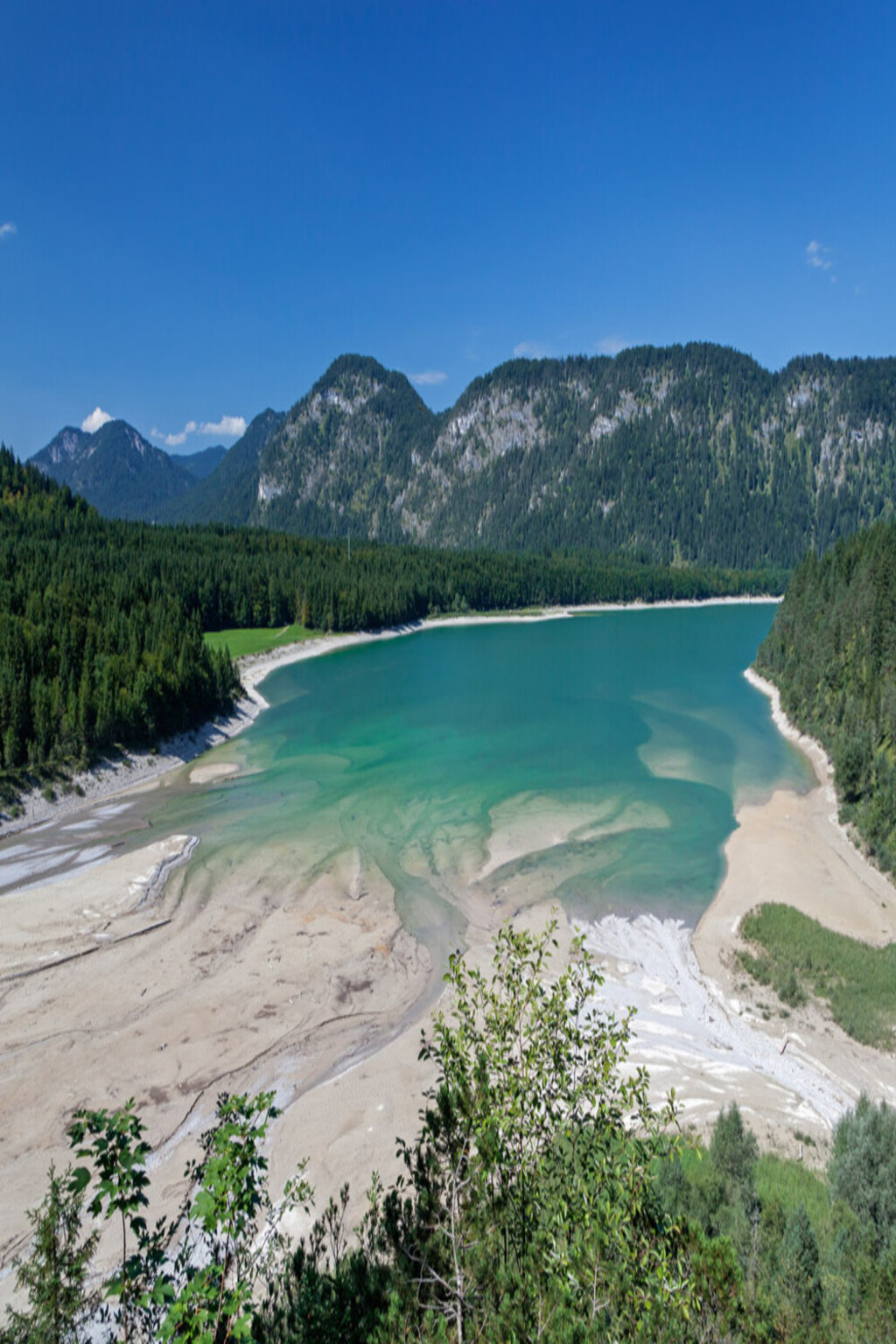 Panoramablick auf die Isar und die umliegende Berglandschaft – perfekte Kulisse für naturnahes Teambuilding in Lenggries