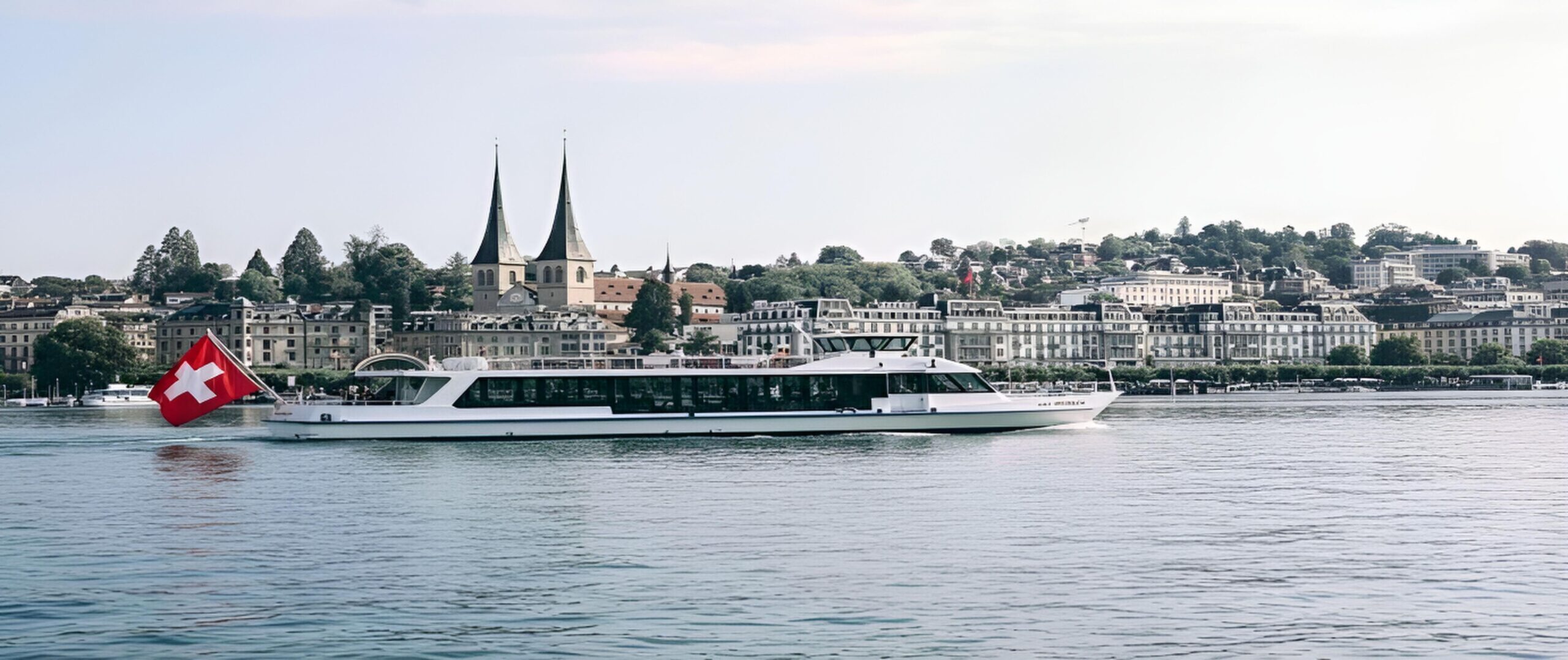 Passagierschiff auf dem Vierwaldstättersee in Luzern – malerischer Start der Incentive Reise Luzern mit Alpenpanorama.