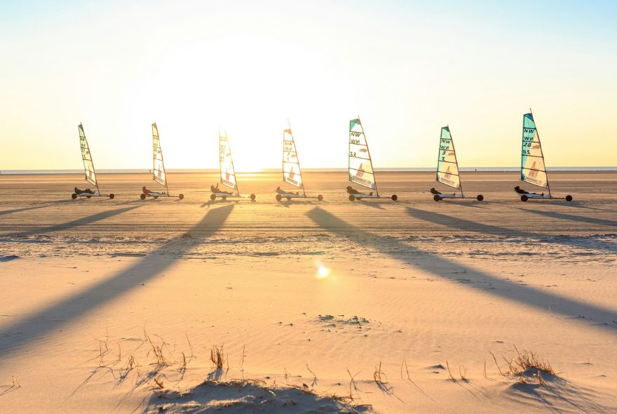 Strandsegeln bei Sonnenuntergang in St. Peter-Ording – sportliches Highlight mit Teamspirit und Weitblick beim Betriebsausflug in St. Peter-Ording.