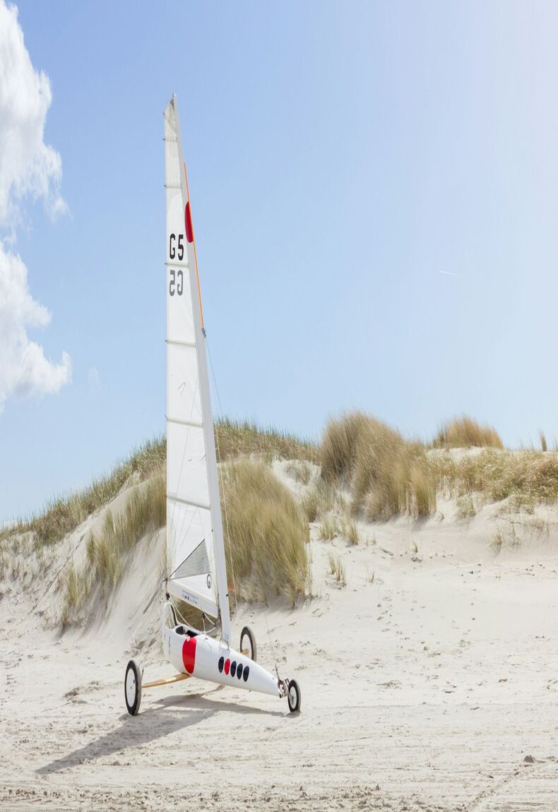 Ein Strandsegler steht in den Dünen von St. Peter-Ording – Sinnbild für Action, Teamgeist und Freiheitsgefühl beim Betriebsausflug in St. Peter-Ording.