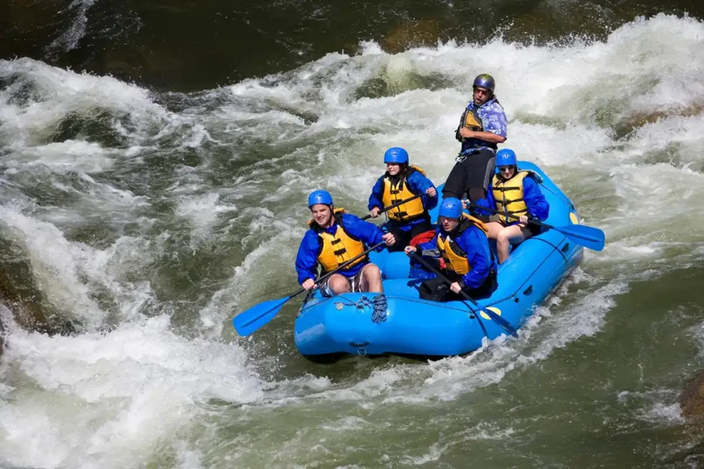 Eine Gruppe beim Segeln im Rahmen eines Betriebsausfluges