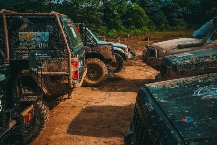 Autos im Gelände, 4x4 Fahrzeug in Startposiion