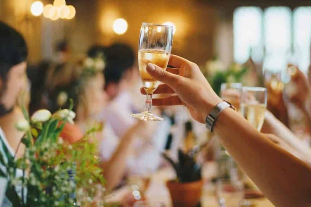 Mitarbeiter stoßen mit Sekt an bei einem Firmenevent bzw. einer Firmenfeier