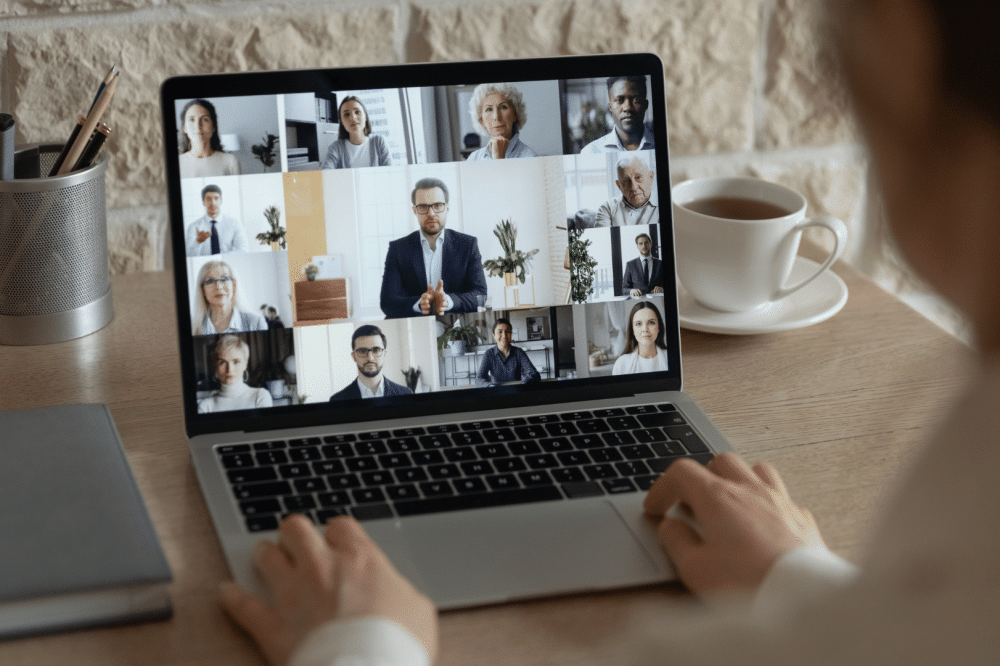 Bildschirm mit mehreren Teilnehmern als anschauliches Beispiel eines Online Teamevents