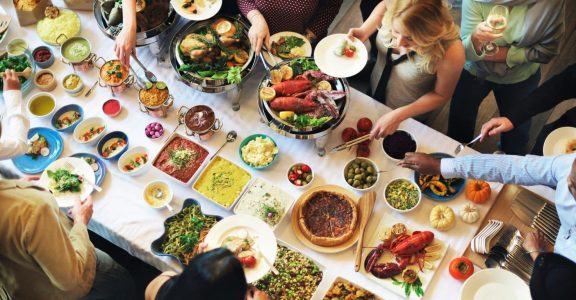 Gemeinsames Abendbuffet mit allen Teilnehmer, verschiedene Speisen
