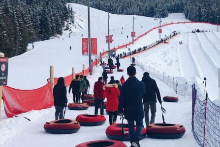 Snowtubing auf einem verschneiten Berg