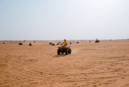 Quad fahren in der Wüste mit einer Gruppe