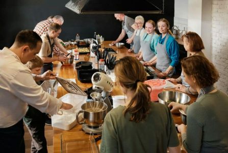 Gemeinsames Kochevent in einer großen Küche mit mehreren Teilnehmern