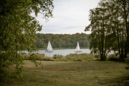 Zwei Segelboote auf dem Tegernsee vom Ufer auch fotografiert